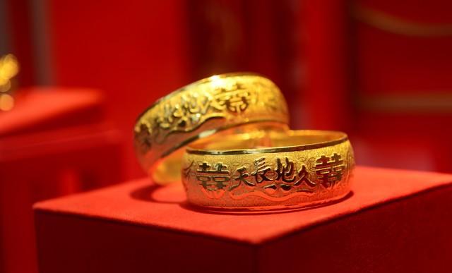 伦敦金开户条件_金店柜台纹丝不动_金价跌破两千